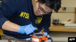 這張2025年1月31日從美國國家運輸安全委員會（NTSB）獲得的照片顯示，NTSB調查人員正在檢查美國航空公司5342航班的黑盒。