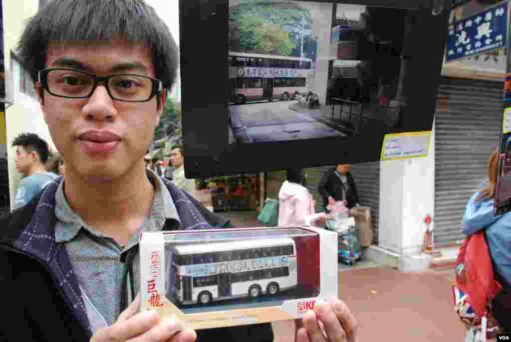 反水貨巴士廣告攝影比賽巴士迷組冠軍何先生，與得奬作品及奬品