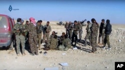 库尔德主导的叙利亚部队在美国战机和军事顾问的支援下，星期一经过激战夺取了拉卡市城北的一些伊斯兰国阵地。