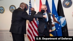 美國國防部負責政策的次長科林·卡爾博士(Dr. Colin Kahl)（右）2021年4月28日宣誓就職後與防長奧斯汀碰胳膊（美國國防部照片）