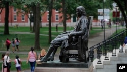 美國哈佛大學校園裡的約翰哈佛塑像。（2019年8月13日）