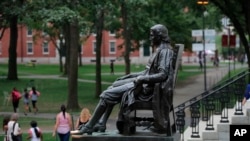 美國哈佛大學校園裡的約翰·哈佛塑像。 （2019年8月13日）