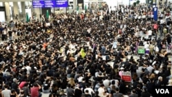數以千計香港市民參與8月9日繼續"和你飛"第二次機場反送中集會，幾乎坐滿入境大堂。 （攝影: 美國之音湯惠芸）