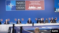 Заместитель генерального секретаря НАТО Мирча Джоанэ (третий слева)