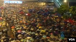 數以萬計香港人暴風雨中堅守抗爭高唱海闊天空(美國之音海彥拍攝)