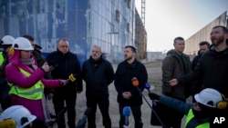 烏克蘭總統澤連斯基（中）。