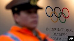 國際奧委會本周在阿根廷的布宜諾斯艾利斯舉行會議﹐會場外有警察看守。