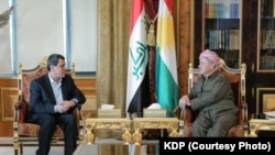 庫德民主黨總部公佈的照片顯示伊拉克庫德斯坦地區庫德民主黨領袖馬蘇德·巴爾札尼會晤敘利亞民主力量指揮官馬茲盧姆·阿卜迪。 (2025年1月16日)