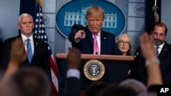 特朗普总统和冠状病毒工作小组成员2月26日在白宫举行记者会。 (AP Photo/Evan Vucci)