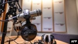 廣播室的麥克風和耳機。