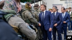 法国总统埃马纽埃尔·马克龙（Emmanuel Macron）2024年5月23日抵达动荡不安的法属新喀里多尼亚，并与当地警察和安全部队人员会面。（美联社） 