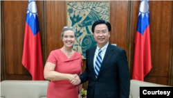 台湾外交部长吴钊燮会见美国副助理国务卿孙晓雅（Sandra Oudkirk）资料图（照片来自台湾外交部推特账号）