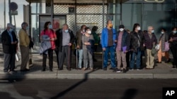 在西班牙的巴塞羅那等候公交車的居民。