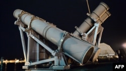 資料照片：停靠在新加坡樟宜海軍基地的美國海軍“科羅納多號”軍艦上的艦射型“魚叉”反艦導彈。 (2016年10月16日) 