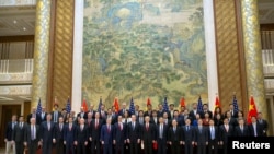 美中贸易谈判代表团成员在北京钓鱼台国宾馆合影(2019年2月15日)