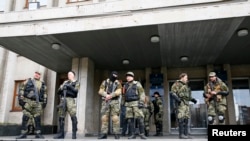 親俄羅斯的武裝分子4月14日站在烏克蘭東部的斯洛文斯克的市長辦公室外