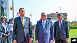 在斯里蘭卡總統辦公室發佈的這張宣傳片中，斯里蘭卡總統拉尼爾·維克勒馬辛哈(右二)於2024年2月3日星期六在斯里蘭卡科倫坡總統秘書處與泰國總理斯雷塔·他維辛合影.(美聯社）