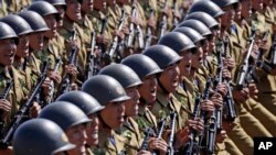 Северокорейские солдаты на параде в Пхеньяне (архивное фото)