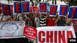 菲律賓人高舉中國滾出去的抗議牌。