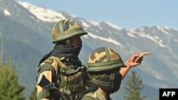 印度邊境安全部隊士兵守衛著通往與中國接壤的列城的公路。（2020年6月17日）