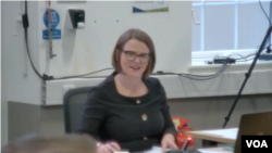 主持中國“超級大使館”計劃公聽會的規劃檢察專員克萊爾·西爾森(Claire Searson) (攝影：美國之音鄭樂捷)