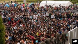 在匈牙利邊境，難民排對等候巴士接載前赴奧地利。