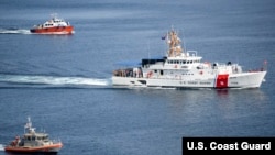 美國海岸警衛隊資料照片：新型快速反應巡邏艦“默特爾·哈扎德號”通過阿普拉港，駛近該艦位於關島聖麗塔的新母港。 (2020年9月24日)