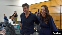 新西蘭總理阿德恩2023年1月19日在宣布辭職後與男友一起離開新聞發布會場。（路透社轉發。）