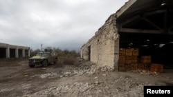 2022年11月11日，烏克蘭赫爾鬆地區的布拉霍達特內村，烏克蘭軍人走向一輛此前被俘的俄羅斯裝甲運兵車前。