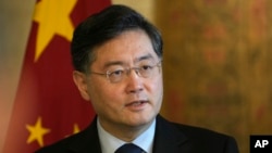 ແຟ້ມ - ລັດ​ຖະ​ມົນ​ຕີ​ການ​ຕ່າງ​ປະ​ເທດ​ຈີນ ທ່ານ​ຈິນ ກັງ ໃນ​ລະ​ຫວ່າງ​ການ​ຖະ​ແຫຼງ​ຂ່າວ ທີ່​ນະ​ຄອນ​ຫຼວງ​ໄຄ​ໂຣ ຂອງ​ອີ​ຈີບ ເມື່ອ​ວັນ​ທີ 15 ມັງ​ກອນ 2023. 