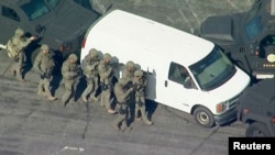 加州警方2023年1月22日包圍了據信與前晚蒙特利公園市槍擊事件有關的一輛白色麵包車。（路透社轉發。）