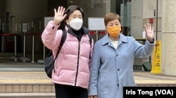 民主党前立法会议员黄碧云(右)1月17日到西九龙裁判法院出席审前覆核，散庭时与该党前主席刘慧卿一同离开法院 (美国之音/汤惠芸)