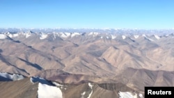 從一家民航客機上俯瞰印度拉達克地區的山脈。（2020年9月14日）