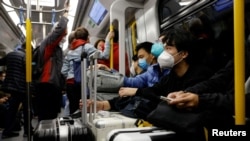 在中港邊境開放的第一天旅客乘坐頭班車前往香港落馬洲邊境檢查站。（2023年1月8日)