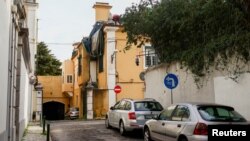 在被移除或改換位置之前，位於里斯本的中國駐葡萄牙大使館的一個攝像頭曾經對著使館外面的街區。(2022年12月21日)