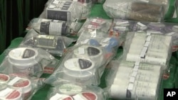 香港海關在一次記者會上展示被禁的含有大麻成分的產品。（2023年1月27日）