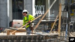 2023年1月24日，迈阿密一个建筑工地的工人在工作。（美联社照片）