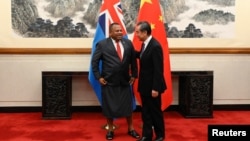 资料照：时任中国外长王毅在北京钓鱼台国宾馆接待到访的斐济外长伊尼亚·塞鲁伊拉图（2019年6月11日）