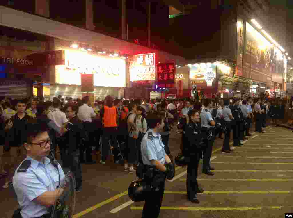 大批市民连续第二晚在旺角与警方“巷战” （美国之音海彦拍摄 ）