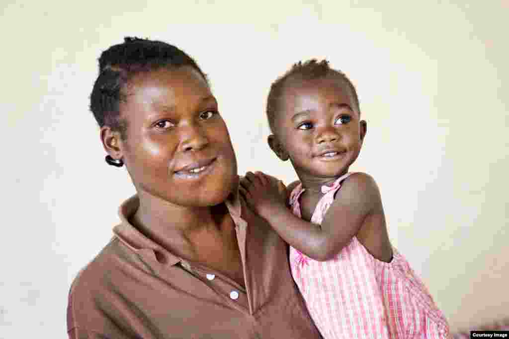 The woman with the tumor, who O’Brien met and photographed in the DRC (Photo: E. O’Brien Photography)