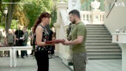 澤連斯基在烏克蘭空軍日向官兵頒發獎章