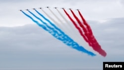 法國空軍飛行編隊飛越英國諾曼底紀念館的上空，紀念盟軍諾曼底登陸77週年（2021年6月6日）