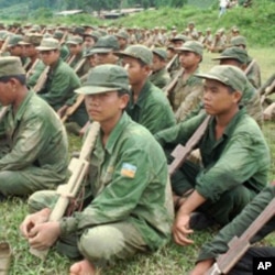 坤沙军队中的少年兵用木枪操练（1995年）