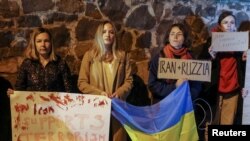 在俄羅斯進行了一次無人機空襲後，活動人士在伊朗駐基輔大使館外抗議。當地官員認為，俄軍使用了伊朗製造的無人機。(2022年10月17日)