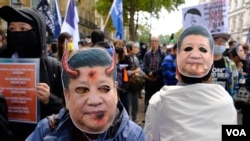 示威者頭戴習近平的面具。（攝影：美國之音鄭樂捷）