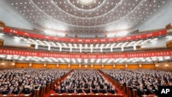 2022年10月16日中共在北京人民大會堂召開二十大，圖為從主席台望去，代表們都坐在會場底層。 -美聯社照片。