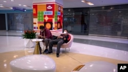 北京一家商场内空荡荡的的大厅和关门的商店。（2022年10月12日）