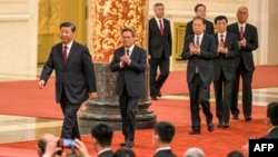 2022年10月23日，在中共二十届一中全会后，中共领导人习近平带领中共新一届政治局常委与中外媒体见面。