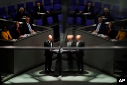 德国总理朔尔茨在前去参加欧盟之前在柏林的联邦议会讲话。（2022年10月20日）