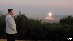 朝中社公布的照片显示朝鲜领导人金正恩正在观察朝鲜一次导弹发射（2022年10月10日）